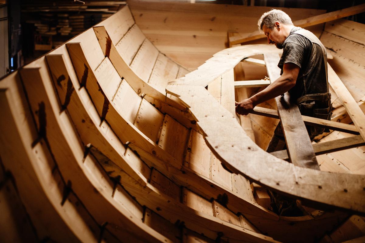 Veneenveistäjä Marko Nikula tekee limisaumavenettä. Kuva: Jaska Poikonen 