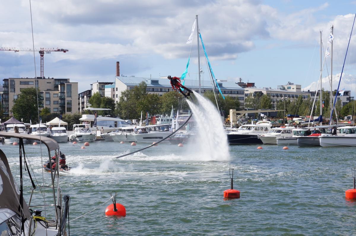 Flyboard & jetskishow Helsingin Uiva Flytande -venenäyttelyssä 2019