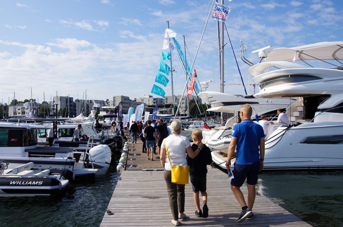 Helsingin Uiva Flytande -venenäyttelyyn tullaan viihtymään perheen ja ystävien kanssa.