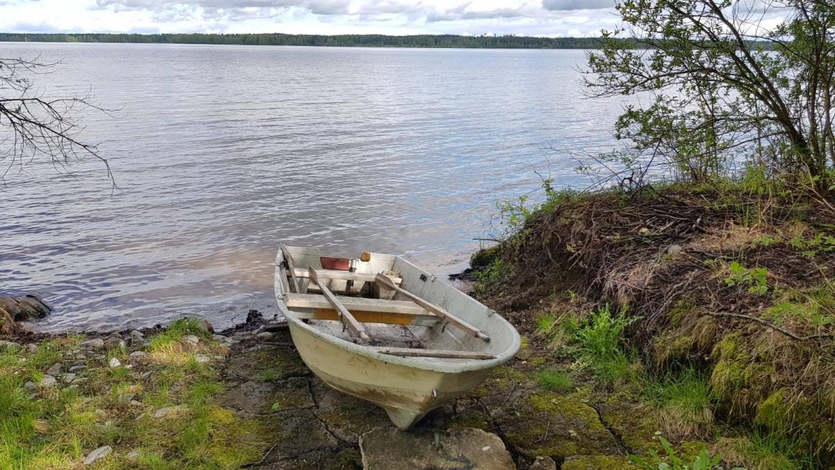 soutuvene mökkirannassa