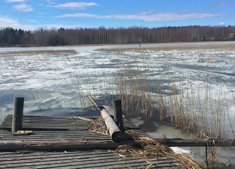 Venelykausi pitenee, talvinen rantakuva