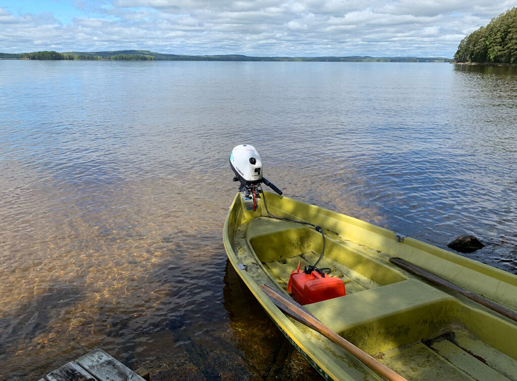 Päijän-soutuvene järven rannalla