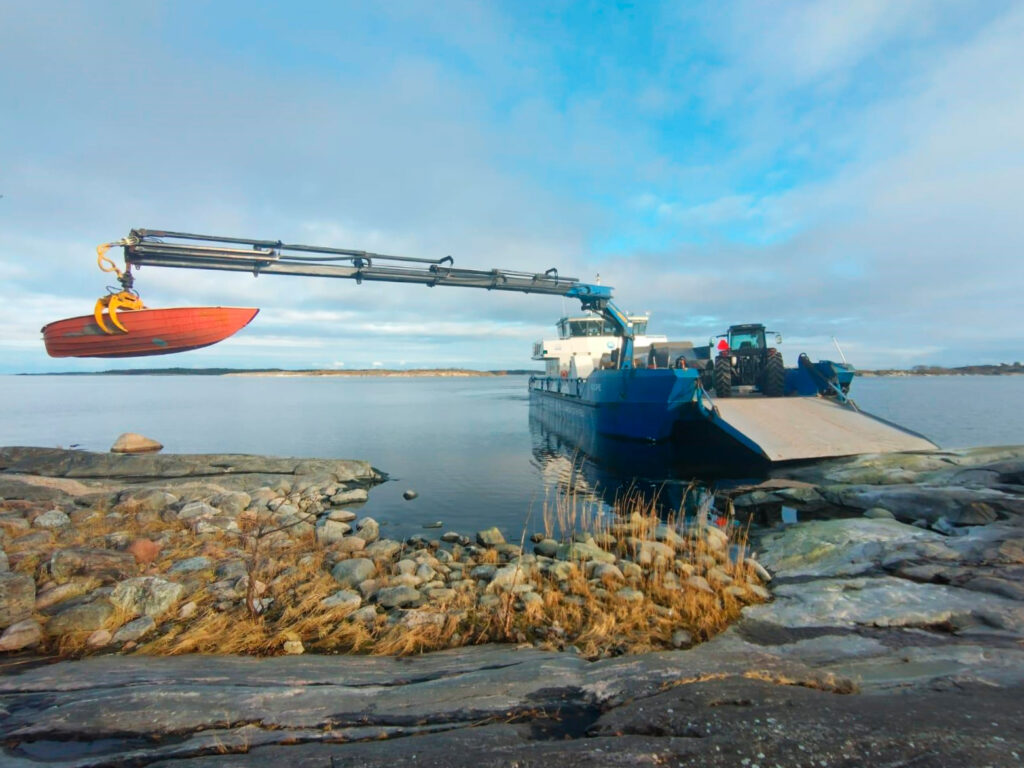 Pidä Saaristo Siistinä ry:n m/s Roope keräämässä veneitä Saaristomerellä