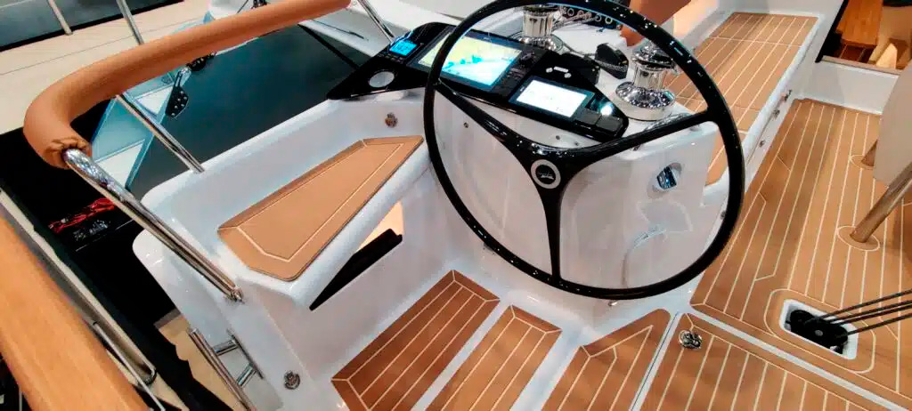 Smartdeck™ HEAT -materiaalia Dragonfly 36 Performance Cruiser -trimaraanin istuimissa.