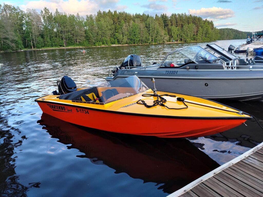 Artekno Sport -vene laiturissa