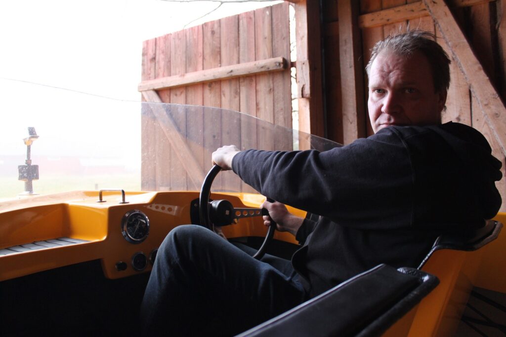 Jarno Hakala istumassa Artekno Sport -veneessään