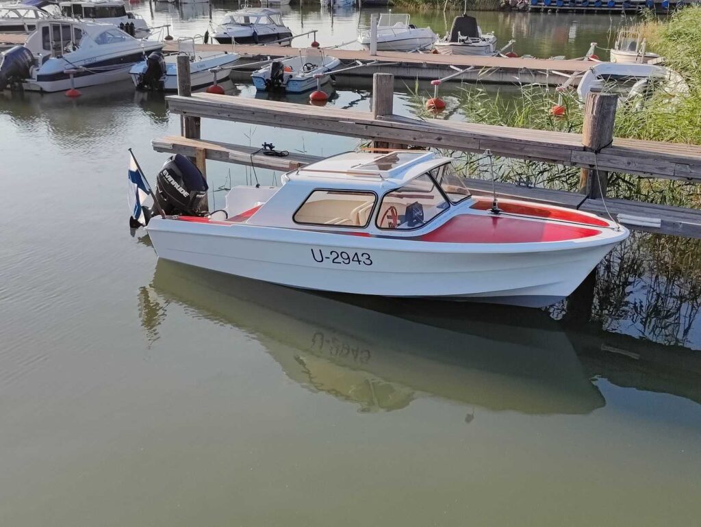 Carita HT -vene laiturissa