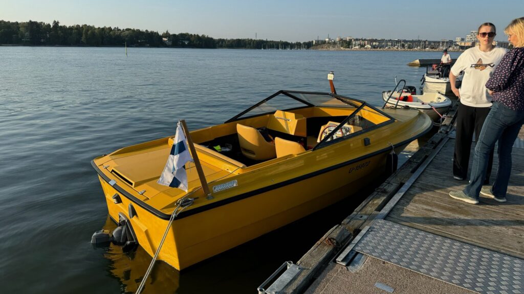 Fjord Wing -vene laiturissa