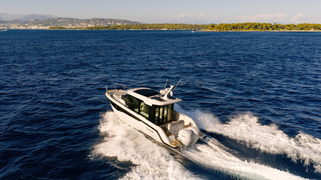 Yamarin Aura Cabin ohjaushyttivene kulkemasas liu'ussa kohti Cannesin rannikkoa Välimerellä.