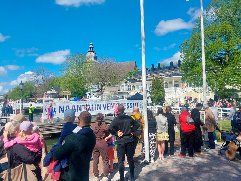 Yleisöä Naantalin Venemessuilla Vanhankaupungin satamassa.