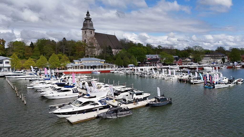 Naantalin Vanhankaupungin vierasvenesatama Naantalin Venemessujen aikaan. Taustalla näkyy Naantalin keskiaikainen harmaakivikirkko.